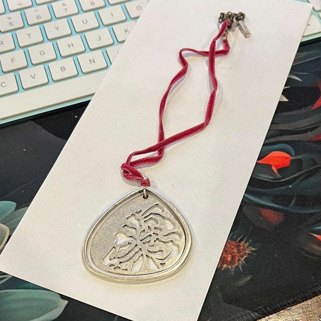 22 Kenneth Cole Silver Floral Pendant Necklace On Pink Velvet Cord 7 32$